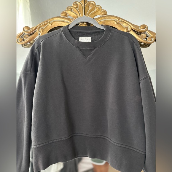 Abercrombie and Fitch crew neck cropped sweatshirt/pullover - Picture 5 of 5